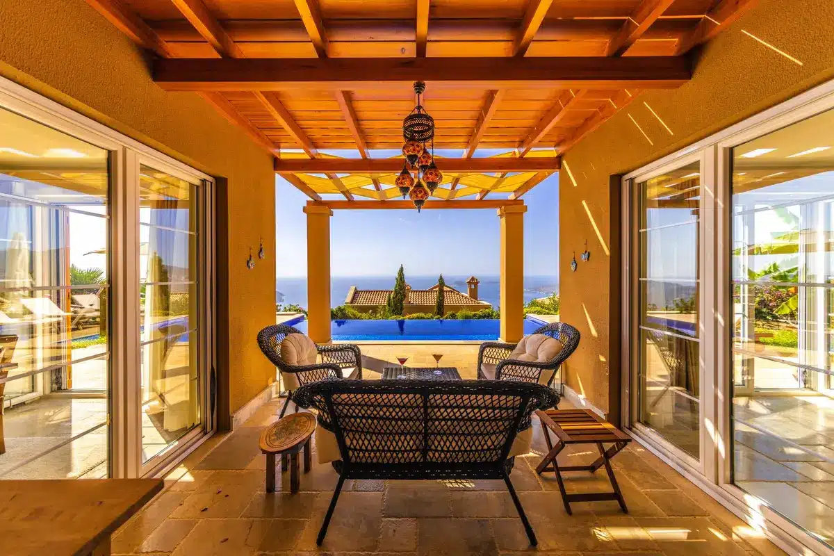 Terrasse méditerranéenne avec portes ouvertes reliant l'intérieur à l'extérieur