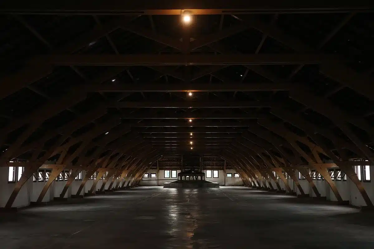 Structure de mezzanine suspendue avec poutres et fixations dans un garage