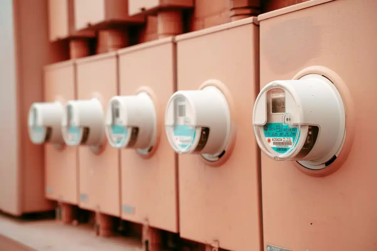 Compteur d'électricité et lignes de distribution du réseau électrique