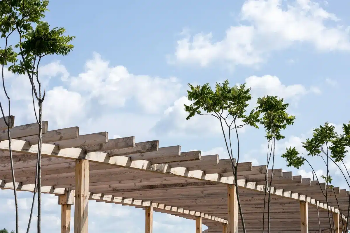 Différents matériaux de pergola : bois, aluminium et métal