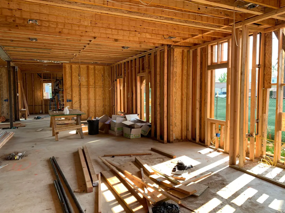 Travaux d'électricité et de plomberie sur un chantier de rénovation