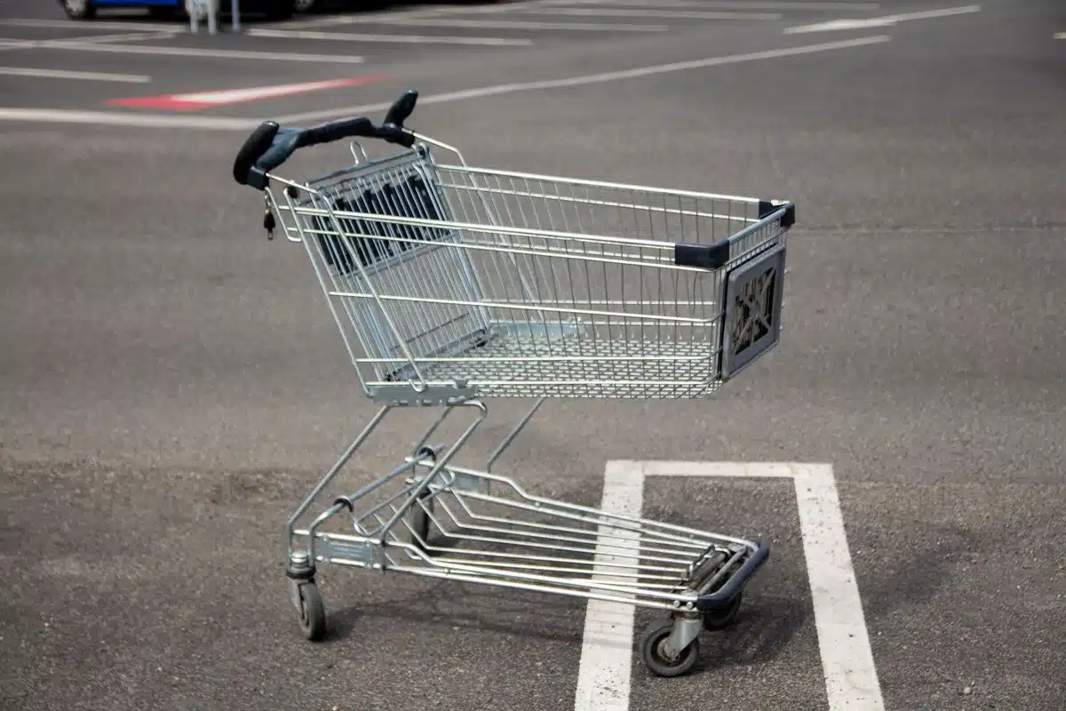Client retirant un colis d'un point de retrait en magasin de retail park.