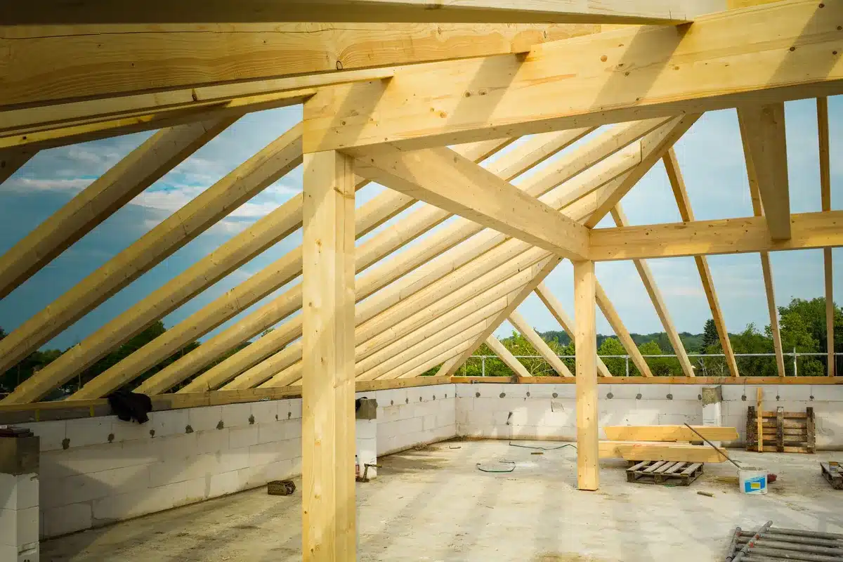 Différents types de matériaux pour charpente fermette : bois, métal et béton