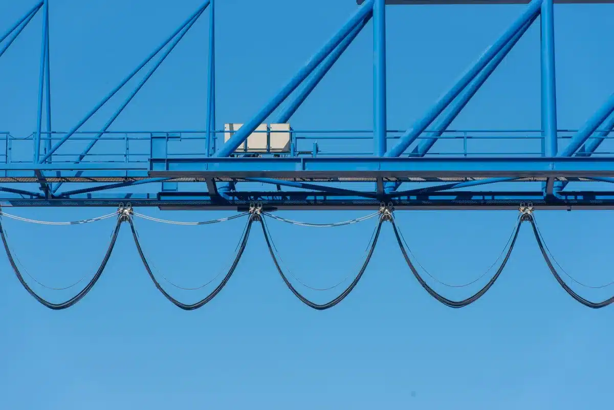 Grue de levage sur un chantier pour installer les fermes de charpente