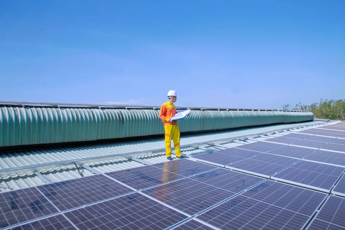 Entretien et inspection régulière d'une installation solaire pour maintenir les performances