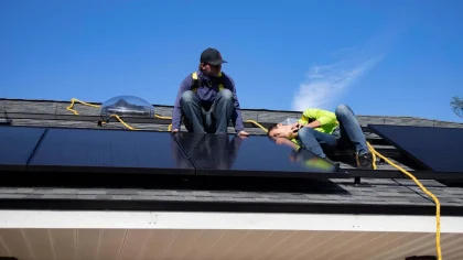 Panneaux solaires photovoltaïques installés sur un toit en plein soleil