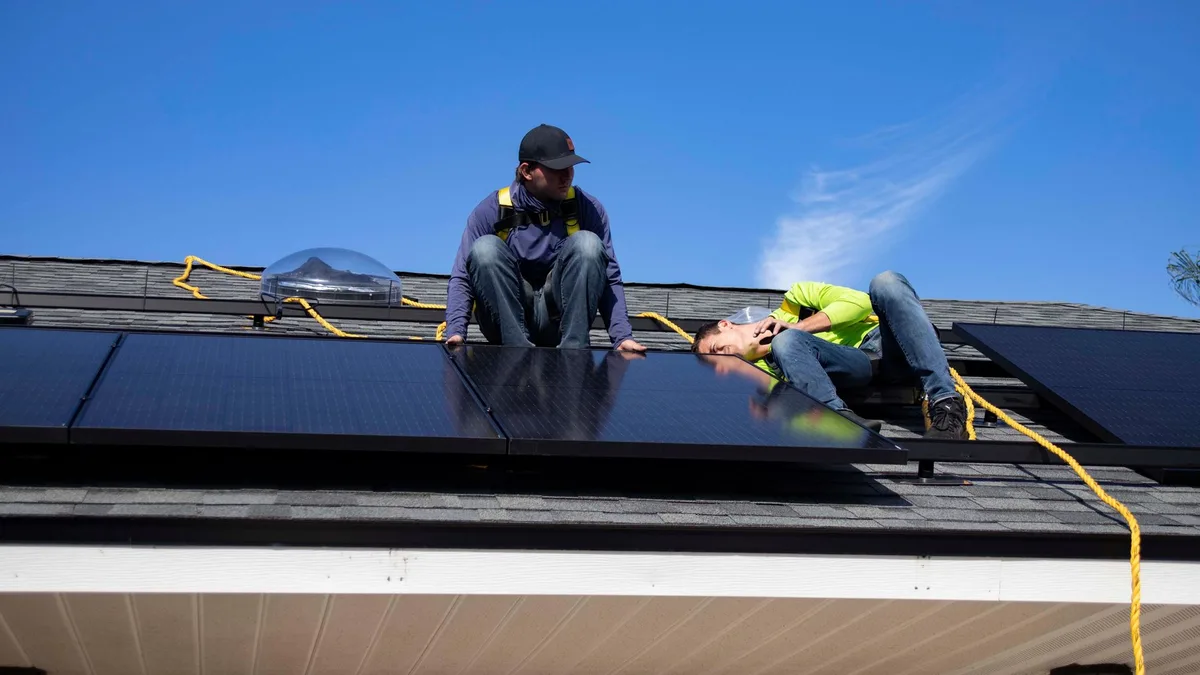 Panneaux solaires photovoltaïques installés sur un toit en plein soleil