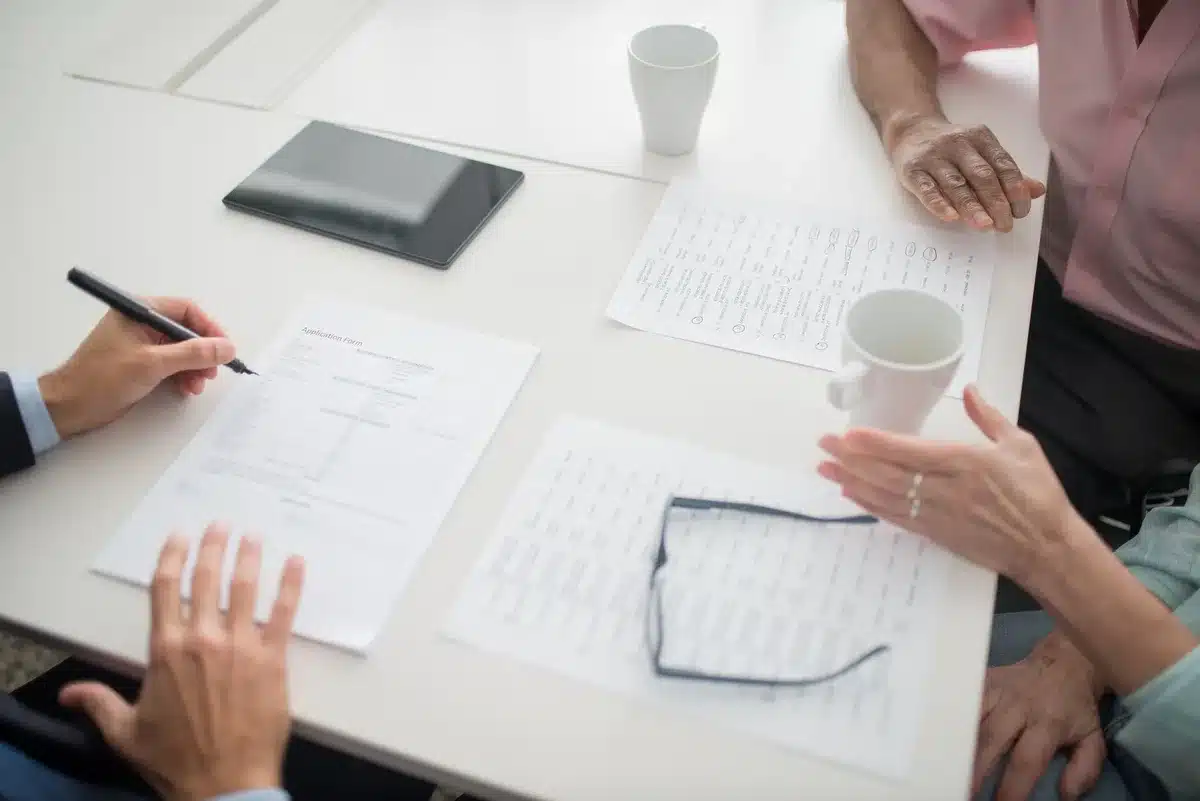 Documents d'assurance et justificatifs de qualification d'une entreprise de rénovation.