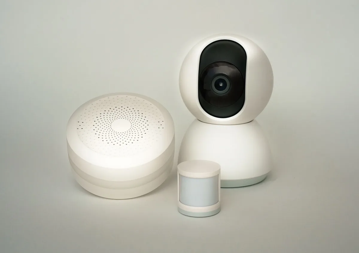 Caméra de surveillance et panneau d'alarme installés sur la façade d'une maison