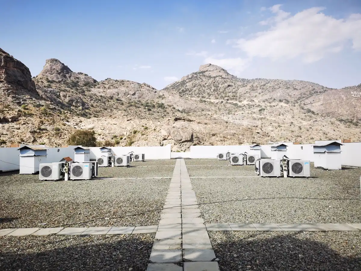 Unité intérieure de climatisation réversible montée au mur dans un salon