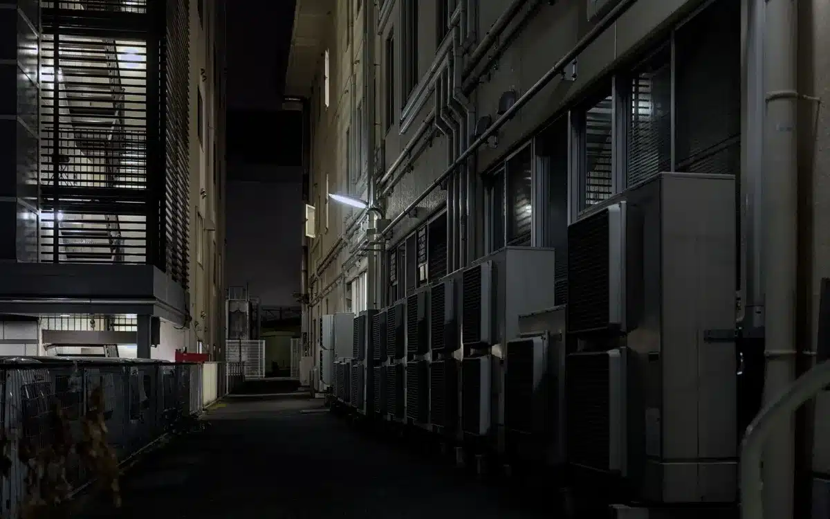 Unité extérieure de climatisation moderne discrètement installée sur façade
