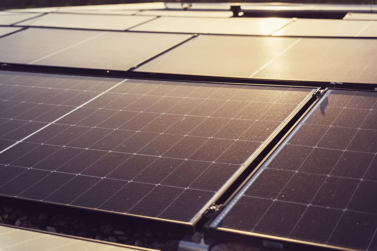 Point d'apport volontaire pour panneaux solaires usagés avec signalétique de recyclage.