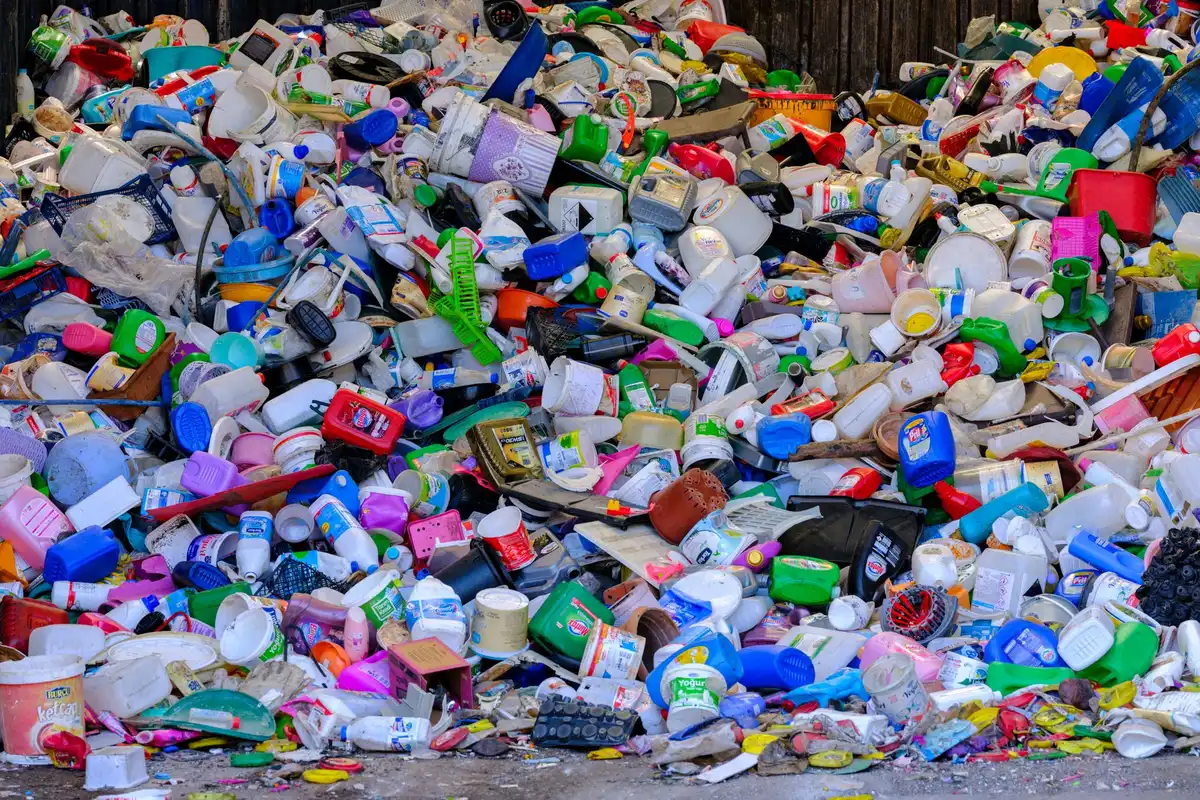 Chaîne de tri en usine de recyclage avec composants de panneaux solaires séparés : verre, aluminium et cuivre.