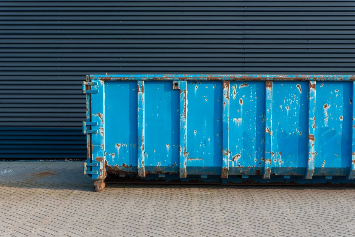 Benne de chantier prête pour la collecte des gravats sur un site de construction