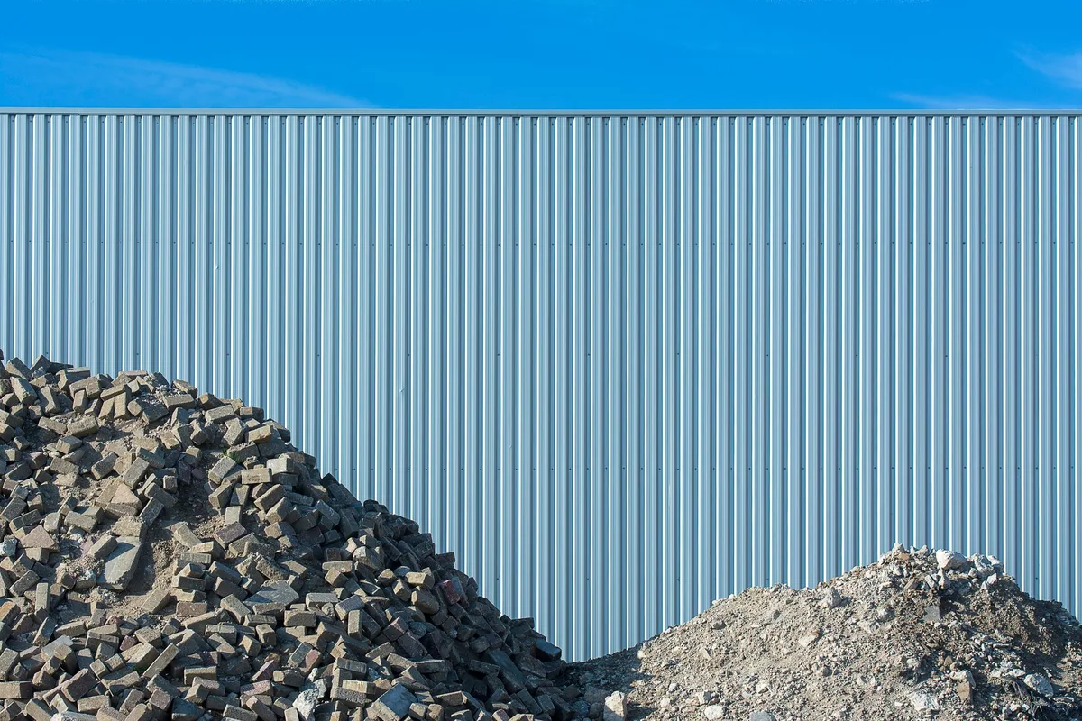 Ouvrier triant les gravats et matériaux de construction sur un chantier