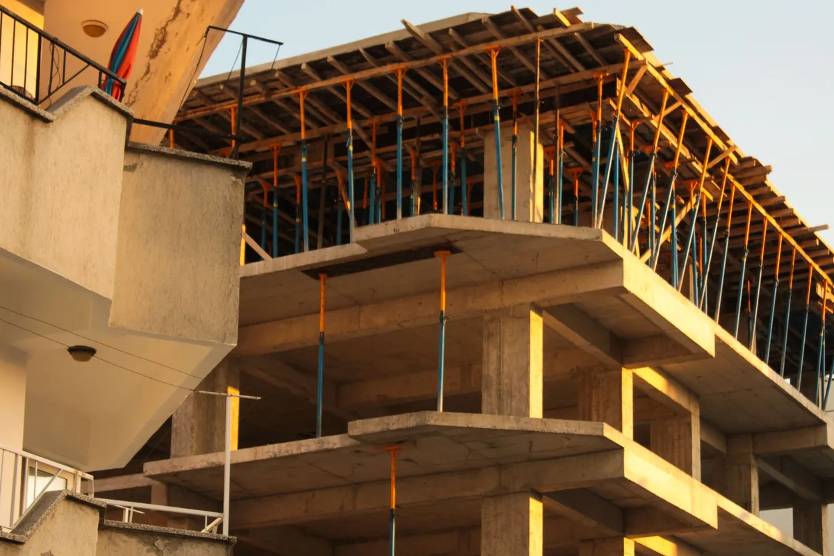 Étais de maçon métalliques sur un chantier de construction avec des blocs de béton