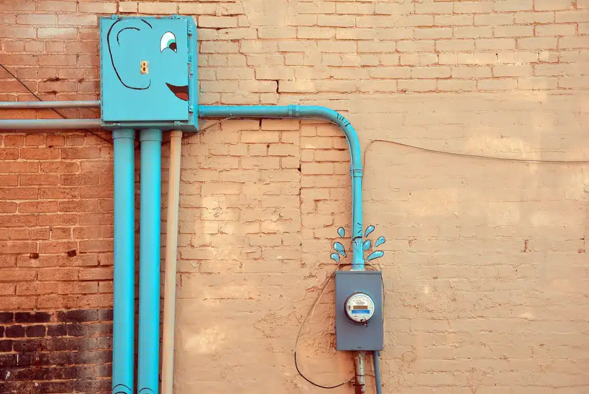 Raccordements aux réseaux d'eau, électricité et assainissement sur un terrain