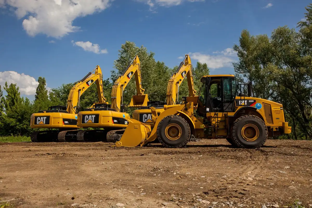 Pelleteuse et matériel de terrassement sur un chantier de construction
