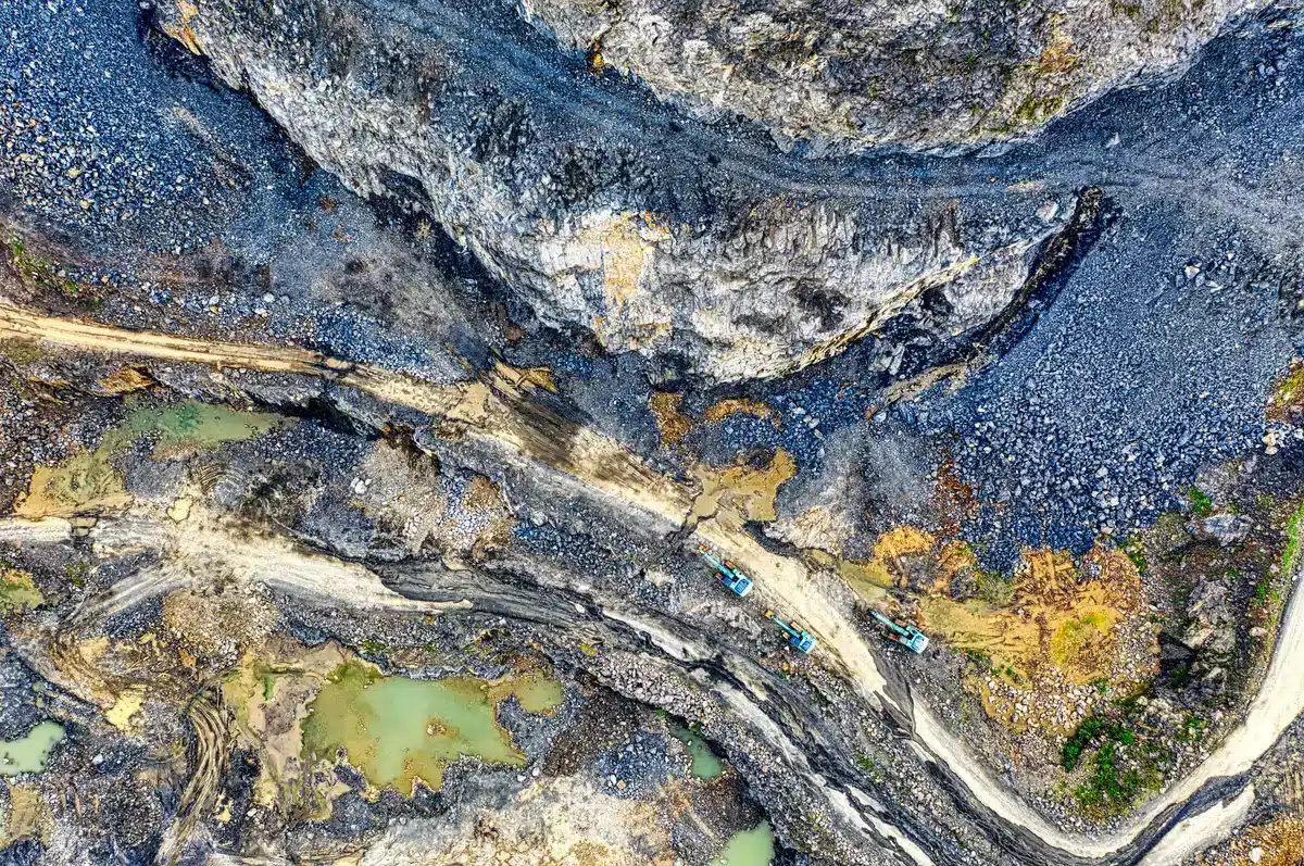 Terrain rocheux et pentu montrant les défis géologiques du terrassement