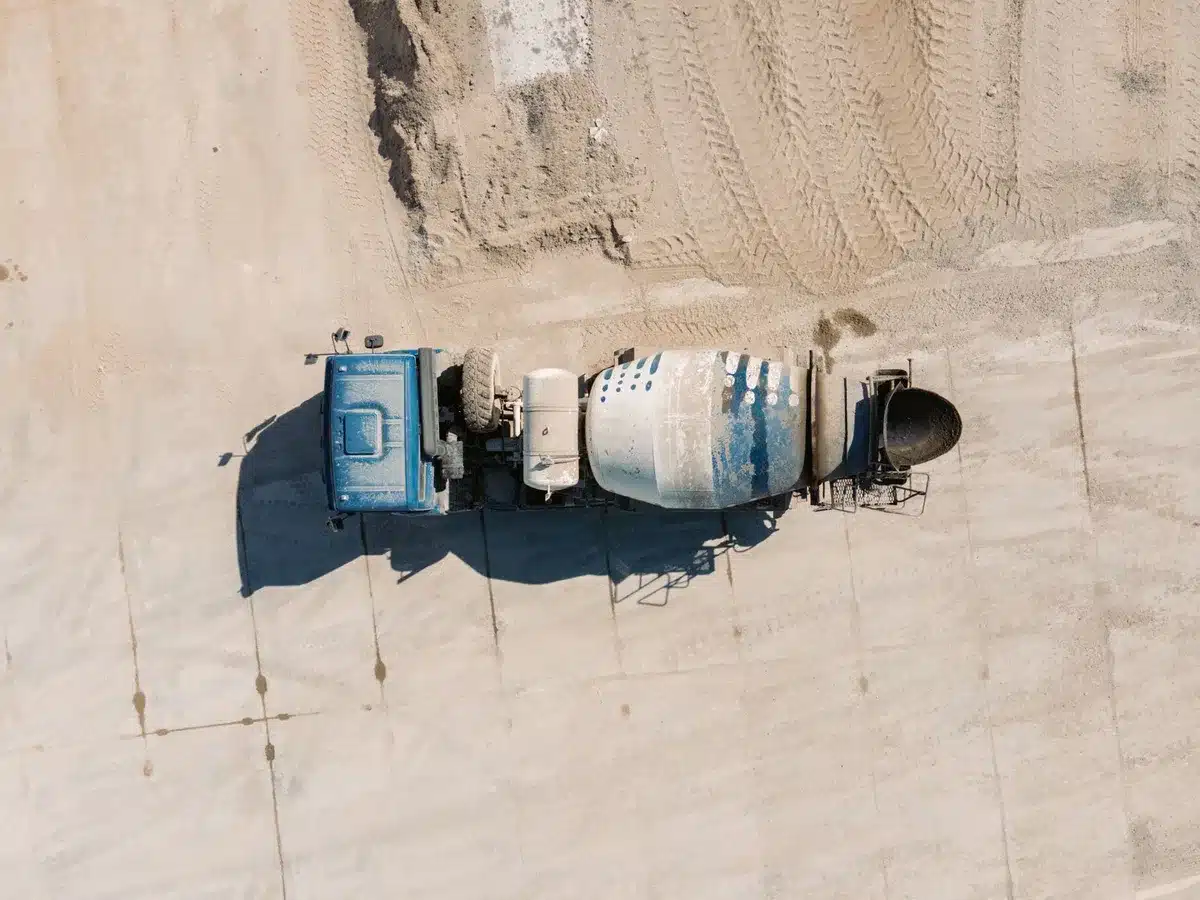 Sacs de ciment empilés et versés dans un bétonnière sur un chantier