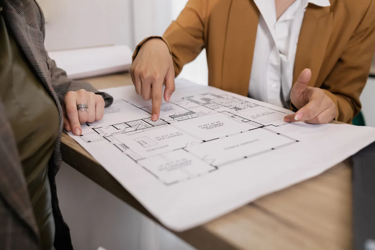 Plans de construction et documents administratifs sur un bureau de chantier