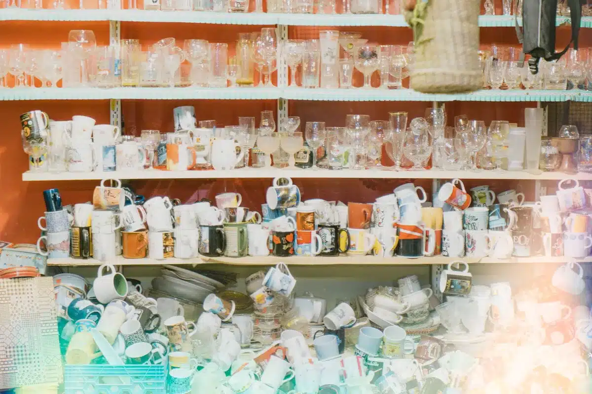 Vitrine surcharge avec trop d'objets empilés sans organisation