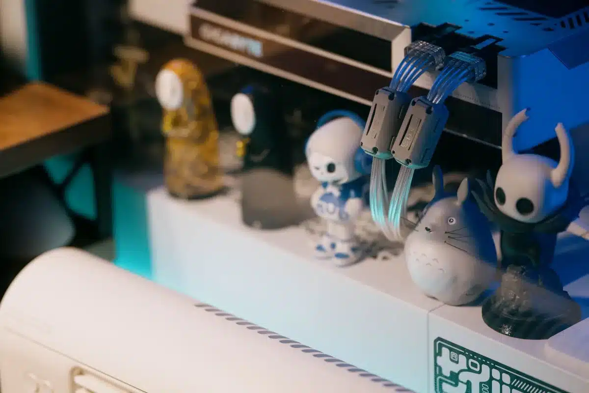 Vitrine bien organisée avec figurines manga éclairées par des LED, espaces vides intentionnels