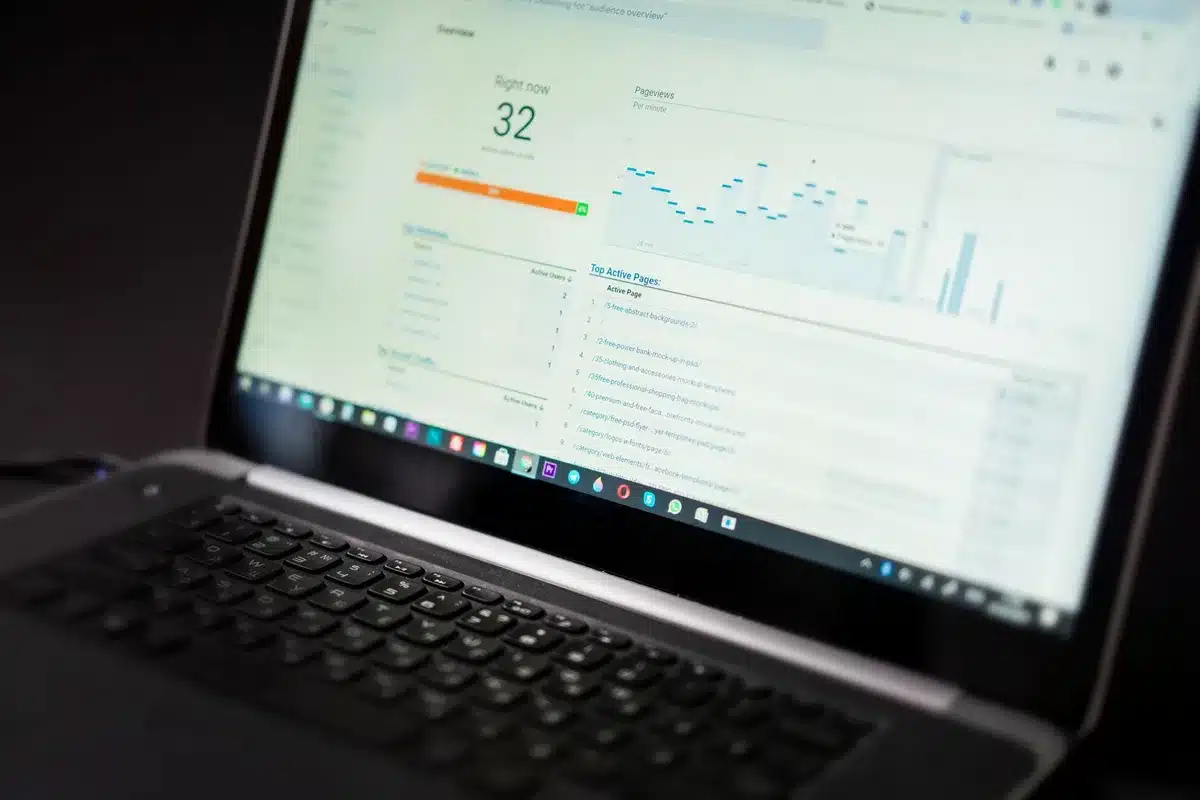 Interface d'un outil CRM affichant le pipeline commercial et les indicateurs de suivi des ventes