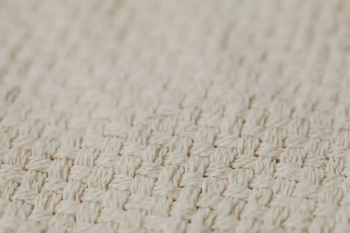Gros plan sur différentes textures de tissus naturels : coton, lin et percale
