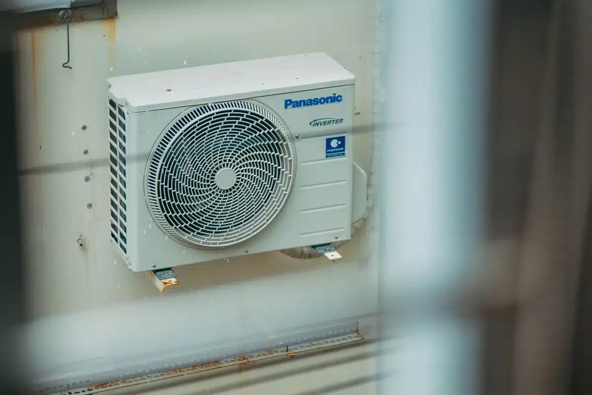 Grille d'aération positionnée en hauteur sur une fenêtre pour un mélange optimal de l'air