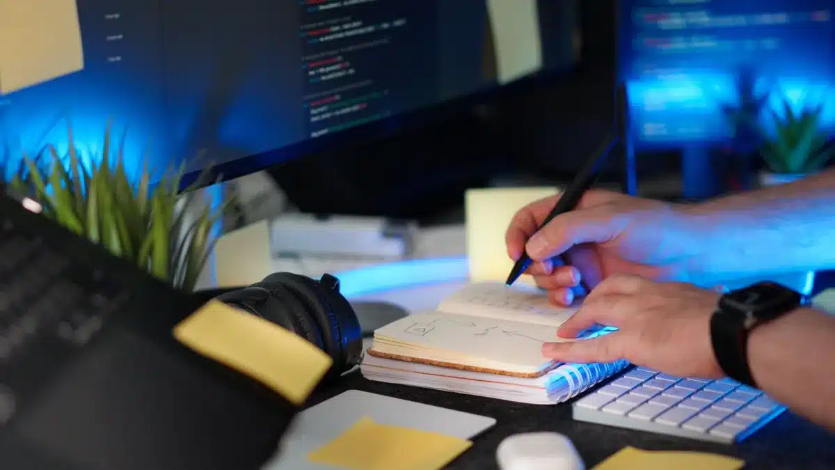 Personne consultant des documents de conformité et des listes de contrôle sur un bureau professionnel.