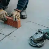 Comment couper une brique en toute sécurité : méthodes et outils recommandés ?