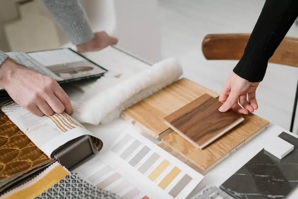 Détail de textures naturelles : lin, laine et bois dans un intérieur minimaliste
