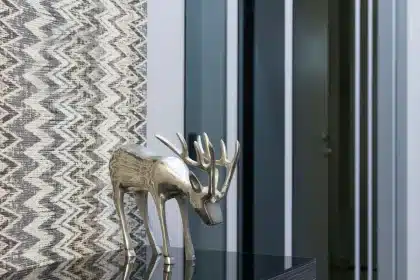Intérieur épuré avec matières naturelles, bois clair, textiles et éclairage doux