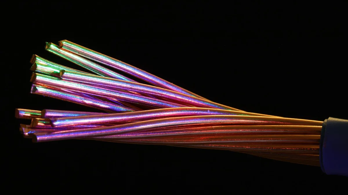 Technicien inspectant un fourreau de fibre optique avec une caméra d'inspection