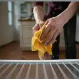 Comment dégivrer son réfrigérateur pour consommer moins d’électricité ?