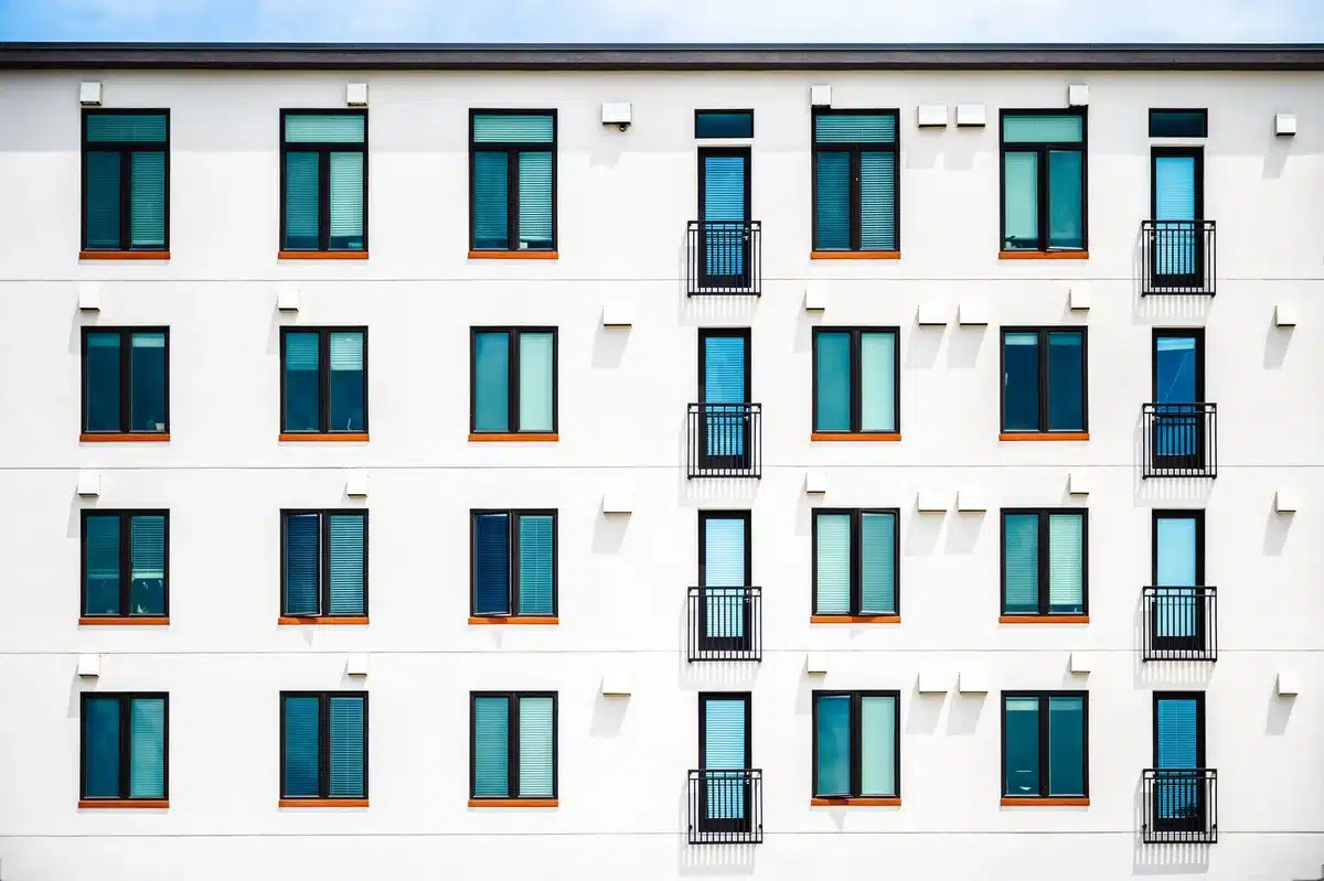 Immeuble de logements locatifs avec façade moderne et balcons