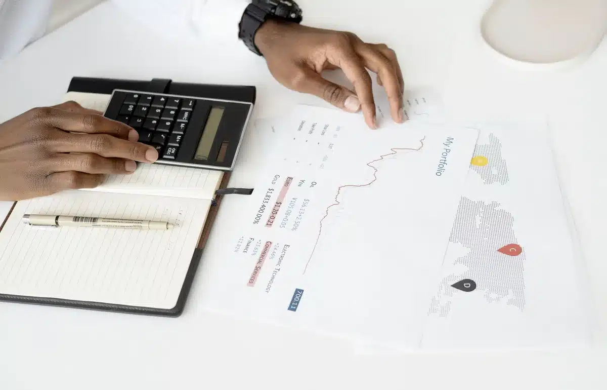 Documents d'investissement financier et graphiques de rendement sur un bureau