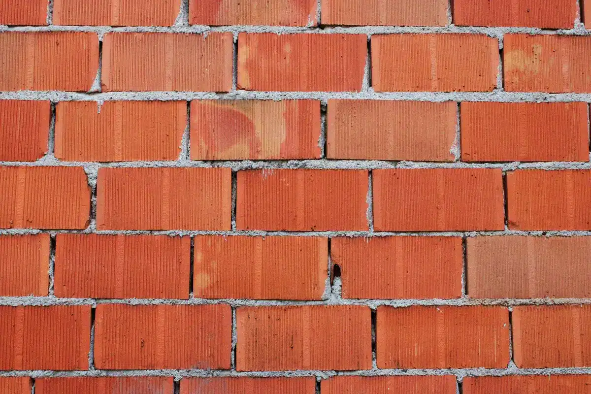 Mur en briques montrant l'alignement vertical des éléments structurels sur plusieurs étages