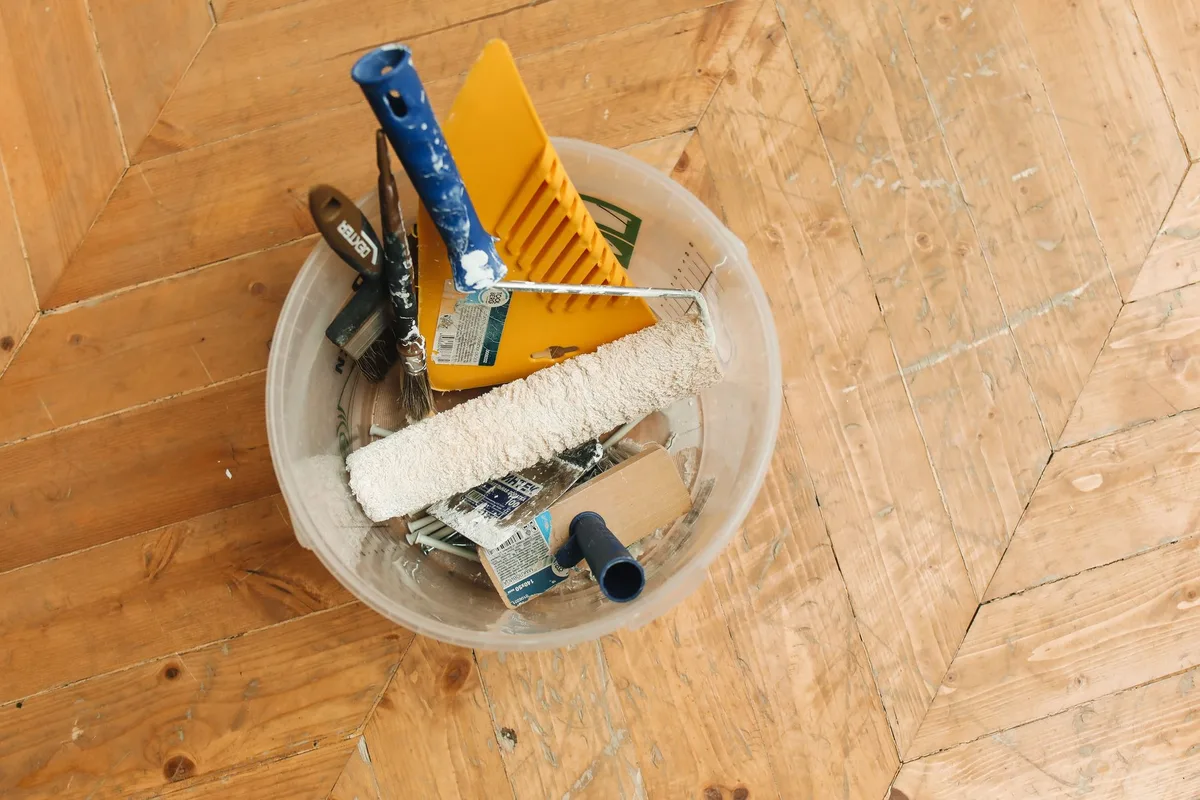 Brosse rigide et grattoir pour enlever manuellement la mousse des tuiles