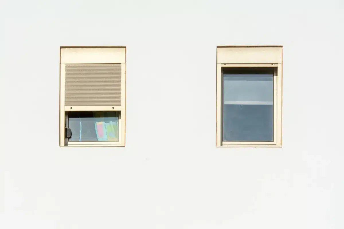 Volets et protections solaires extérieures fermés sur une façade ensoleillée