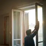 Comment garder votre logement frais pendant la canicule sans climatisation ?