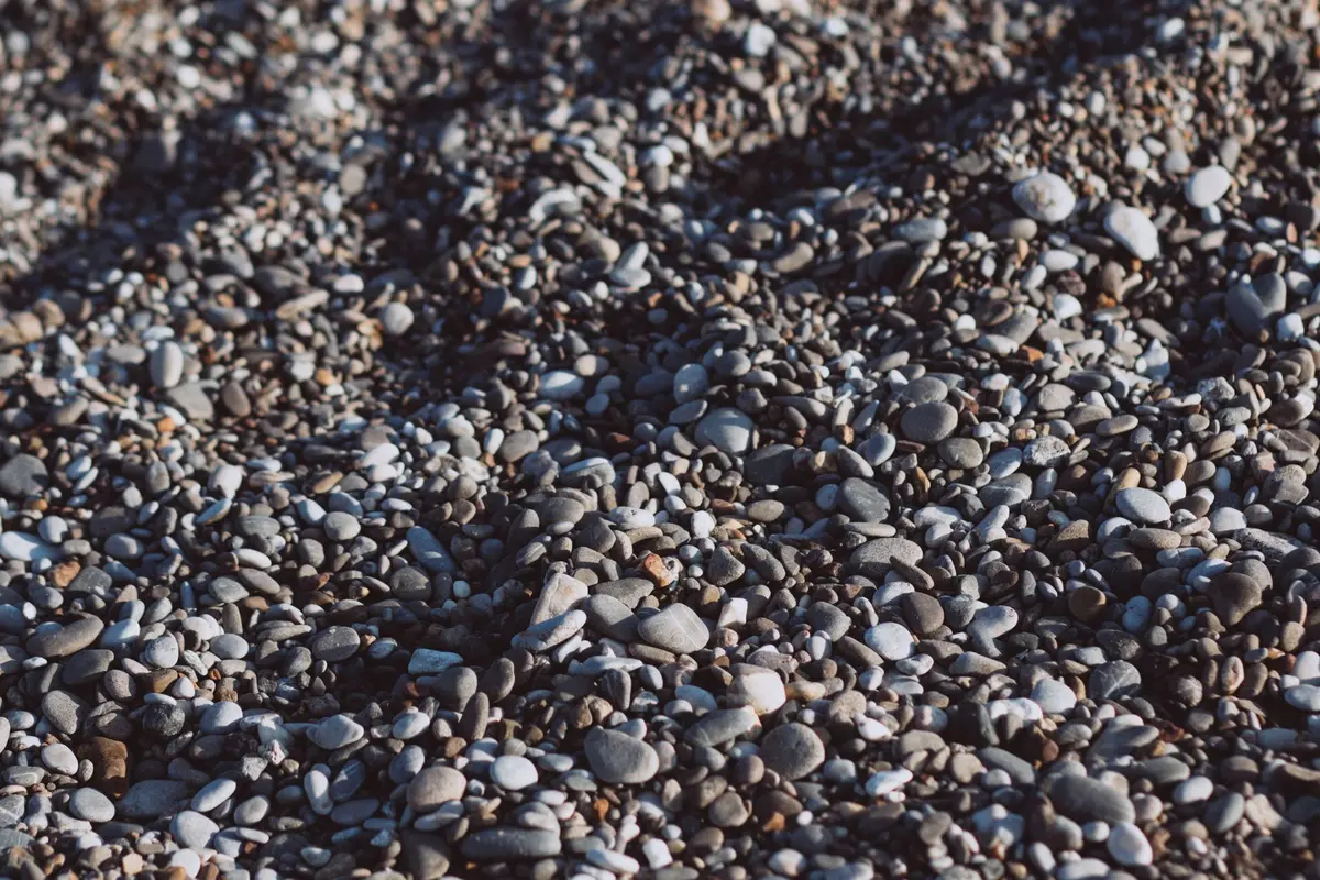 Couche de gravier et de sable préparée pour la base de la douche de jardin