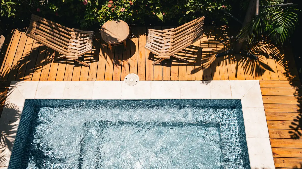 Différents formats de mini-piscines : spa, coque et container pour petit jardin