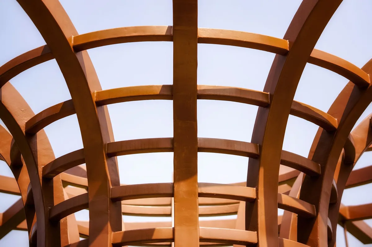 Installation professionnelle d'une grande pergola métallique ancrée au sol