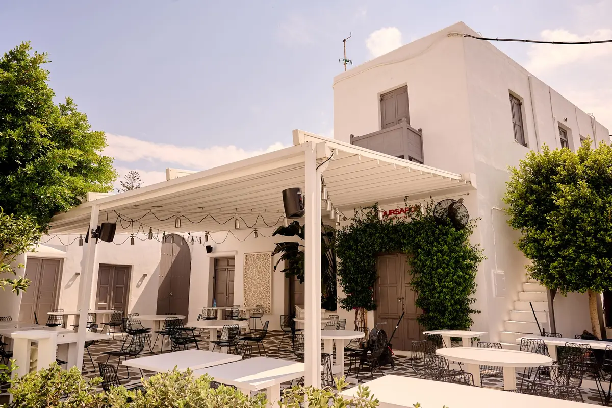 Terrasse ensoleillée avec parasol ajustable créant des zones d'ombre sur un coin détente