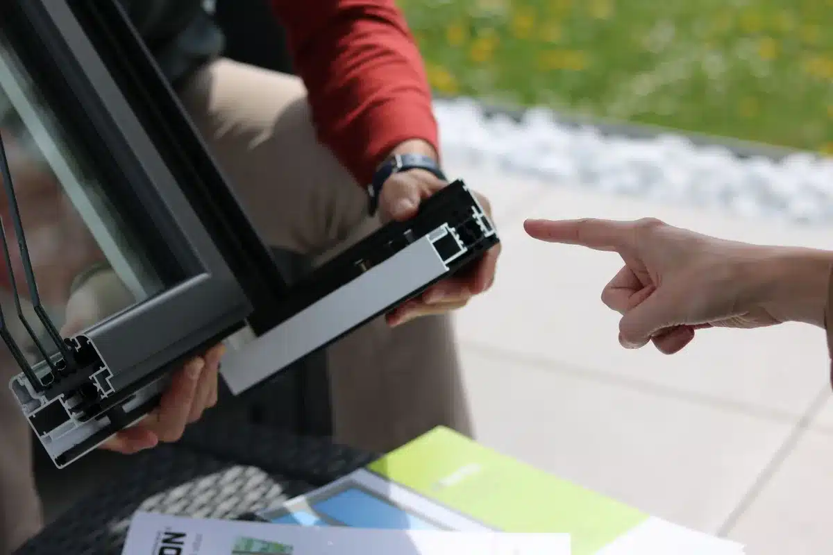 Inspection visuelle du bas d'une porte pour identifier le point de frottement exact