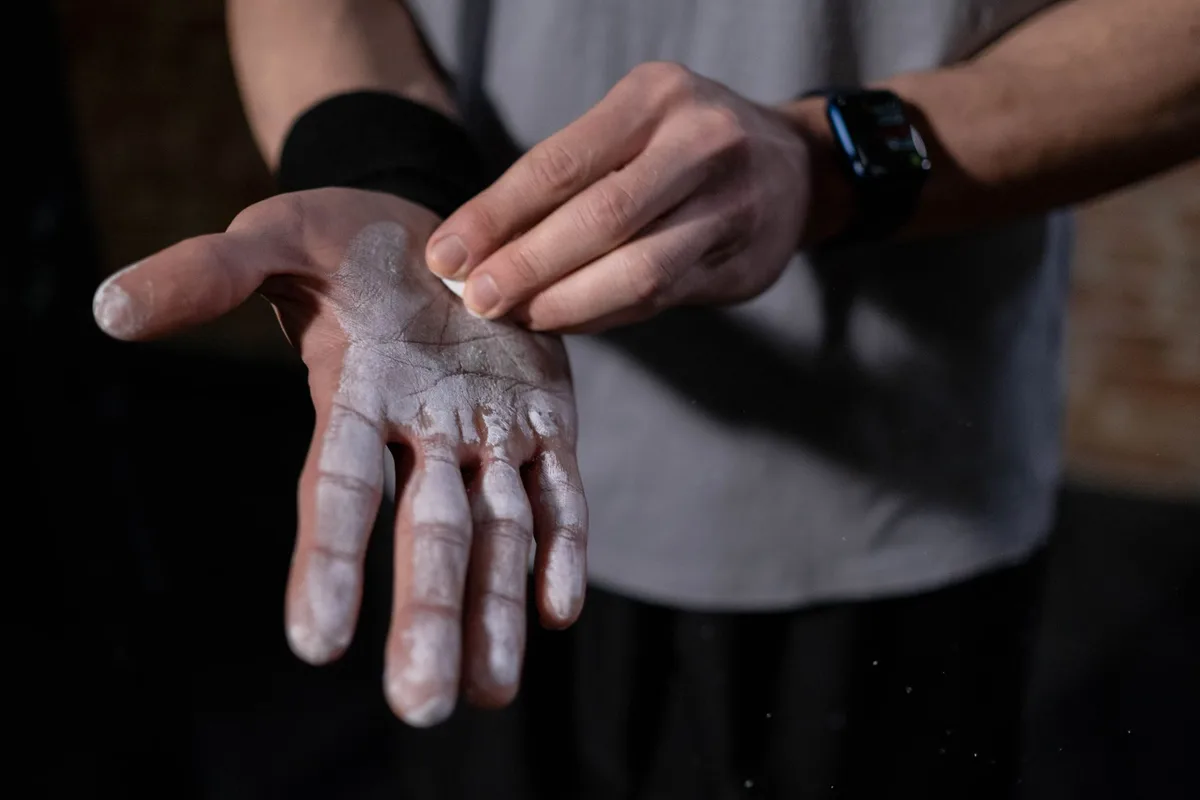 Application de talc dans les interstices d'un parquet pour réduire les frottements
