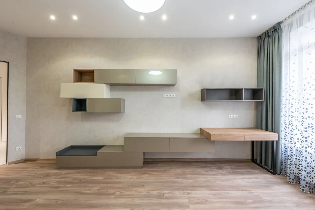 Détail d'un parquet flottant avec système de clips et espace de dilatation