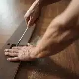 Comment réparer un parquet qui grince sans tout démonter ?